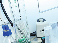 Лаборатории доверяют дозирование и измерение жидкостей насосам KNF за их надежность и точность.