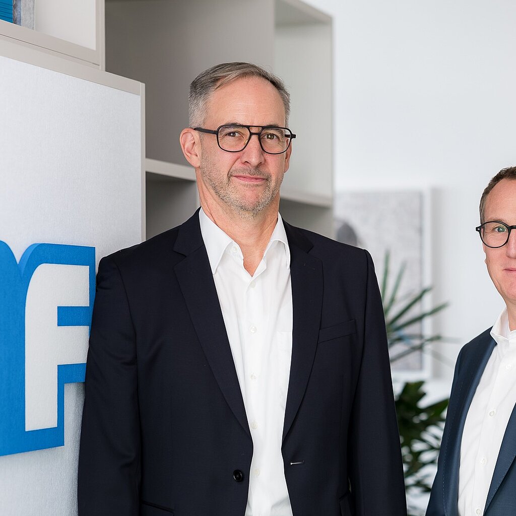 KNF CTO Christian Kissling and KNF CSMO Reto Furrer talking together.