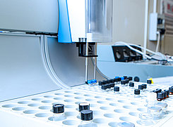 KNF Liquiport® suministra líquidos neutros y agresivos para muchas aplicaciones de laboratorio.